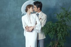 <b>婚纱影楼都要准备哪些服装和道具？</b>