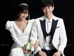 <b>拍婚纱照时的服装是需要自己准备吗</b>