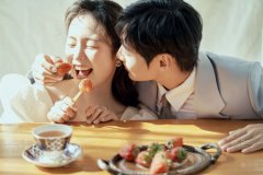 <b>拍婚纱照怎样避免表情僵硬呢？</b>