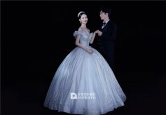 <b>拍婚纱照面对镜头表情僵硬如何解决？</b>