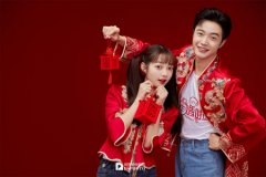 <b>婚纱摄影过程中如何调整表情更自然？</b>