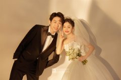 <b>如何让新人拍婚纱照表情动作更自然？</b>