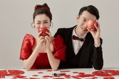 <b>拍婚纱照皮肤暗沉适合什么颜色的服装？</b>