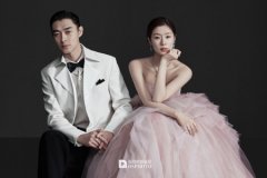 <b>婚纱摄影挑选衣服的场地在哪里？是否由影楼提</b>