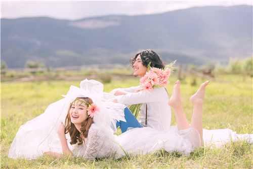 拍摄婚纱照不敢看镜头？ 三个妙招教你化解尴尬