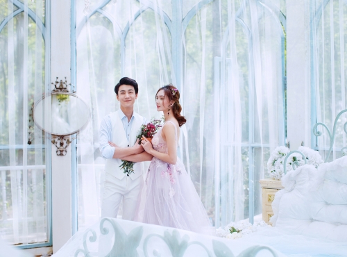 <b>配合摄影师引导让婚纱照拍摄效果更自然！</b>