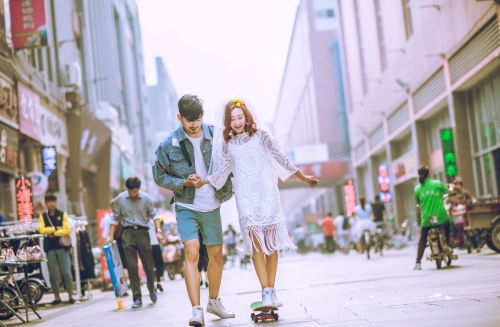 <b>新人婚纱照拍摄攻略盘点，让你更轻松面对婚纱</b>