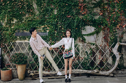 <b>婚纱摄影如何挑选婚纱和礼服呢？</b>