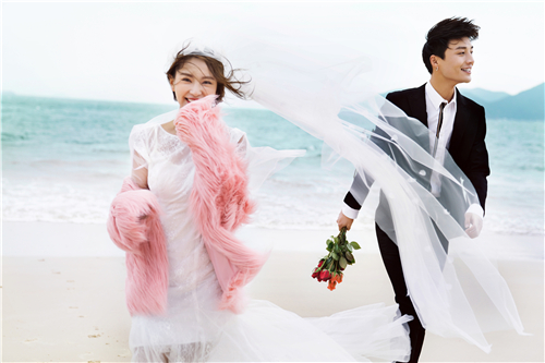 <b>长沙婚纱照新娘如何穿婚纱？</b>