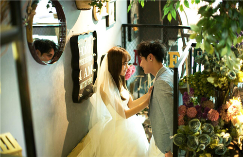 <b>如何来选择室内的婚纱照？</b>