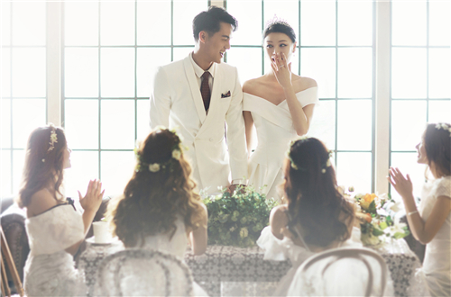 <b>拍摄婚纱照婚纱的选择技巧！</b>