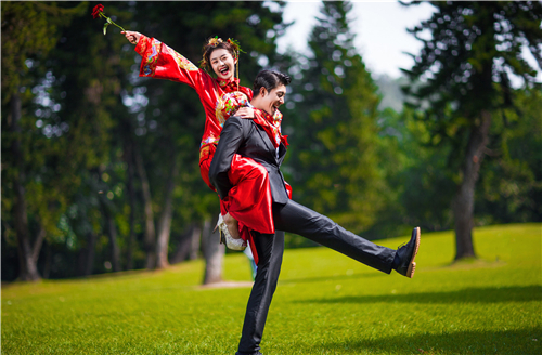 <b>如何来选择合适的婚纱摄影工作室？</b>