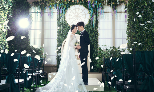 <b>专业婚纱影楼拍摄婚纱照让拍摄更快乐</b>