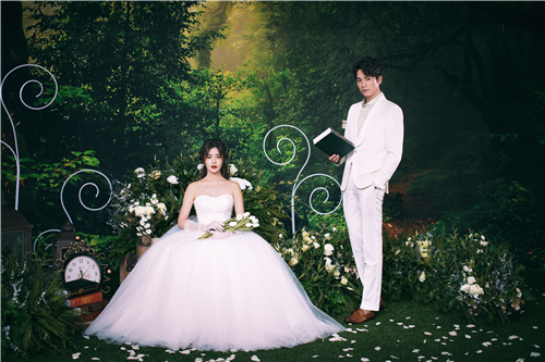 <b>专业婚纱影楼摄影师团队，为您的拍摄保驾护航</b>