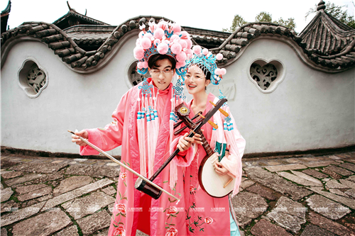 <b>婚纱摄影工作室什么样的比较专业呢？</b>