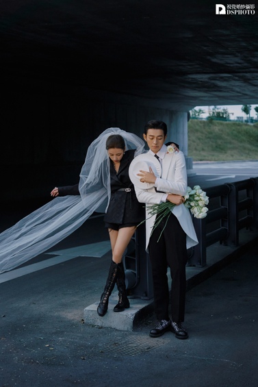 <b>< 时尚街拍 > 主题婚纱摄影</b>